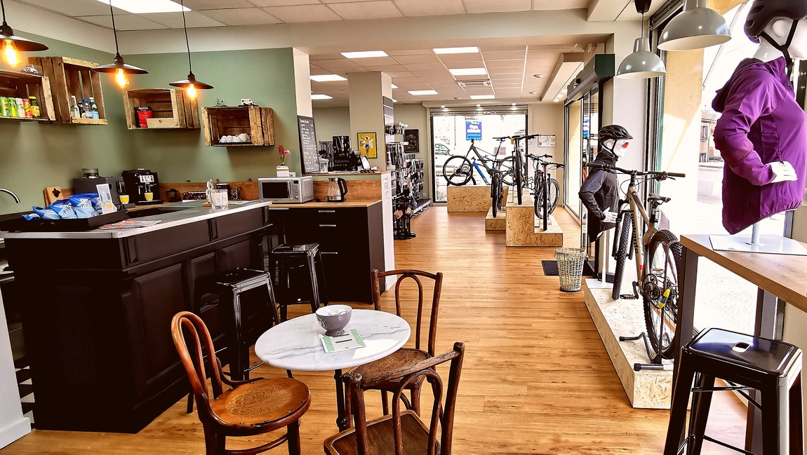 espace café d'un magasin de vélo.